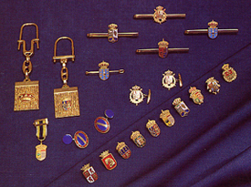 Insignias, llaveros, corbateros (10)