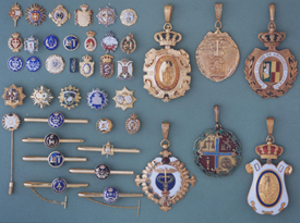 Insignias, llaveros, corbateros (12)