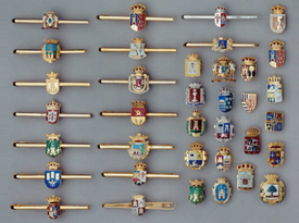 Insignias, llaveros, corbateros (9)